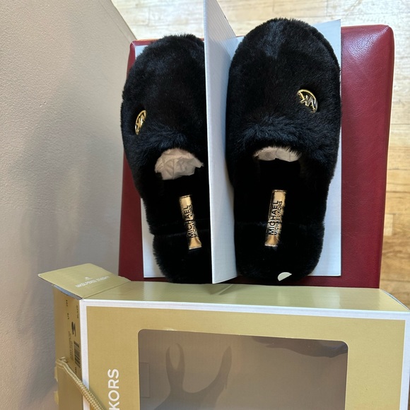 Michael Kors Alexis Closed Toe Short Faux Fur Slippers size 7 - Picture 3 of 4